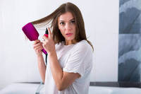 Suchy szampon - czy niszczy włosy? Jak używać?