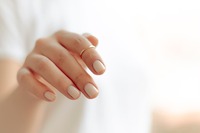 Rozdwajające się paznokcie – sposoby jak wzmocnić płytkę 