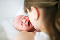 Refluks u niemowląt - objawy. Jak rozpoznać i pomóc?