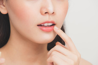 Peeling do ust - jak wykonać peeling ust? W czym pomaga?