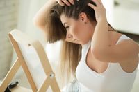 Wypadanie włosów po ciąży – przyczyny, zapobieganie i sposoby